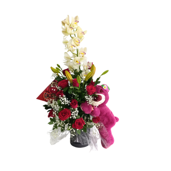 Diseño floral con rosas, orquídeas, chocolates en caja y peluche.