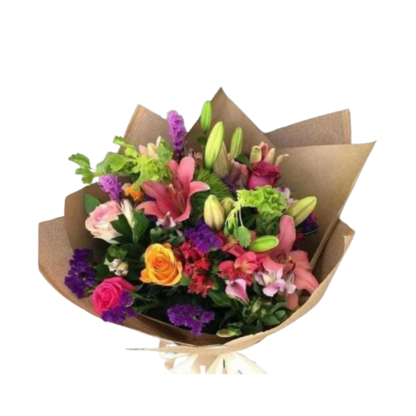 Bouquet tradicional con rosas y flores tropicales.