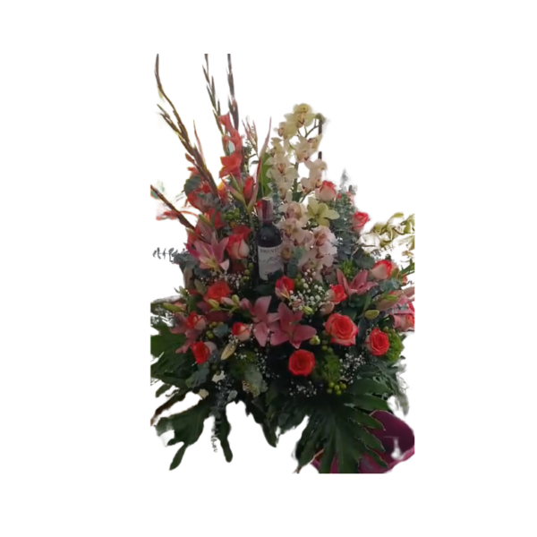 Diseño floral Deluxe con Rosas, Orquídeas, Lirios Botella de vino y complementos.